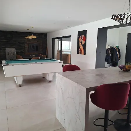 Avec Piscine, Jacuzzi Et Terrain De Petanque Entre Montpellier Et La Mediterranee Villa