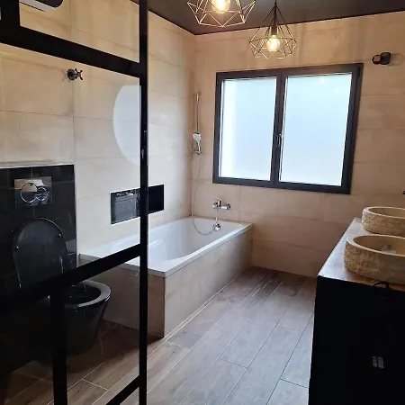 Avec Piscine, Jacuzzi Et Terrain De Petanque Entre Montpellier Et La Mediterranee